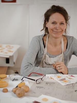 Foto von Birte Müller im Atelier